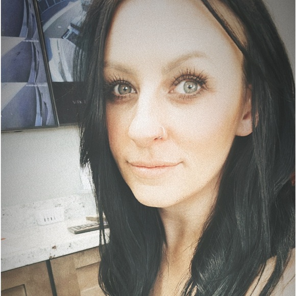 Meet your Posher, Nicole - Picture 1 of 1